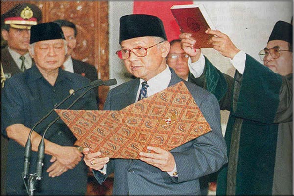BJ Habibie Saat Dilantik Menjadi Presiden Republik Indonesia