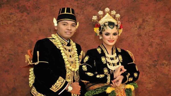 pakaian adat pernikahan Indonesia